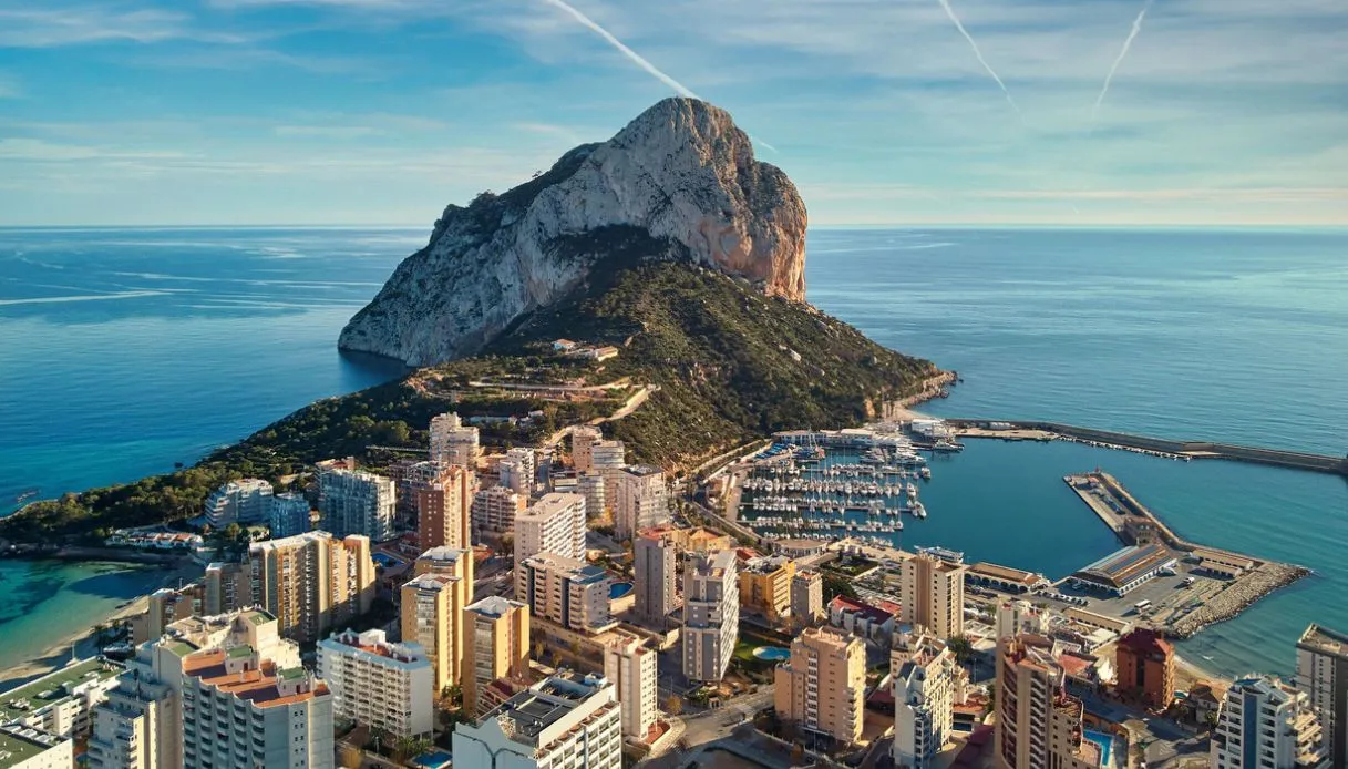 Vista panoramica del Penyal d’Ifac e del porto di Calpe